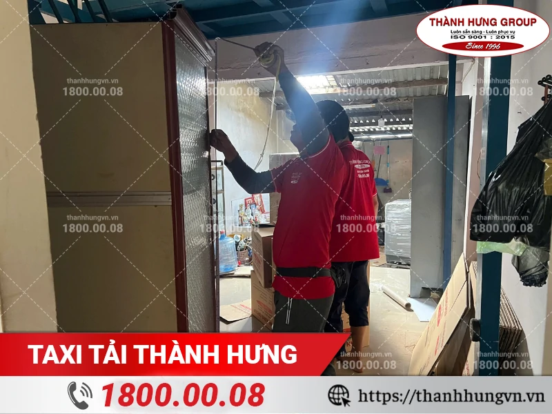 Nhân viên Thành Hưng đo đạc kích cỡ của đồ nội thất